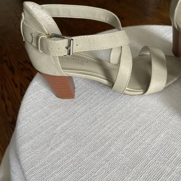 American Living gray sandals, size 7.5 (silver tone buckle) - Picture 3 of 7